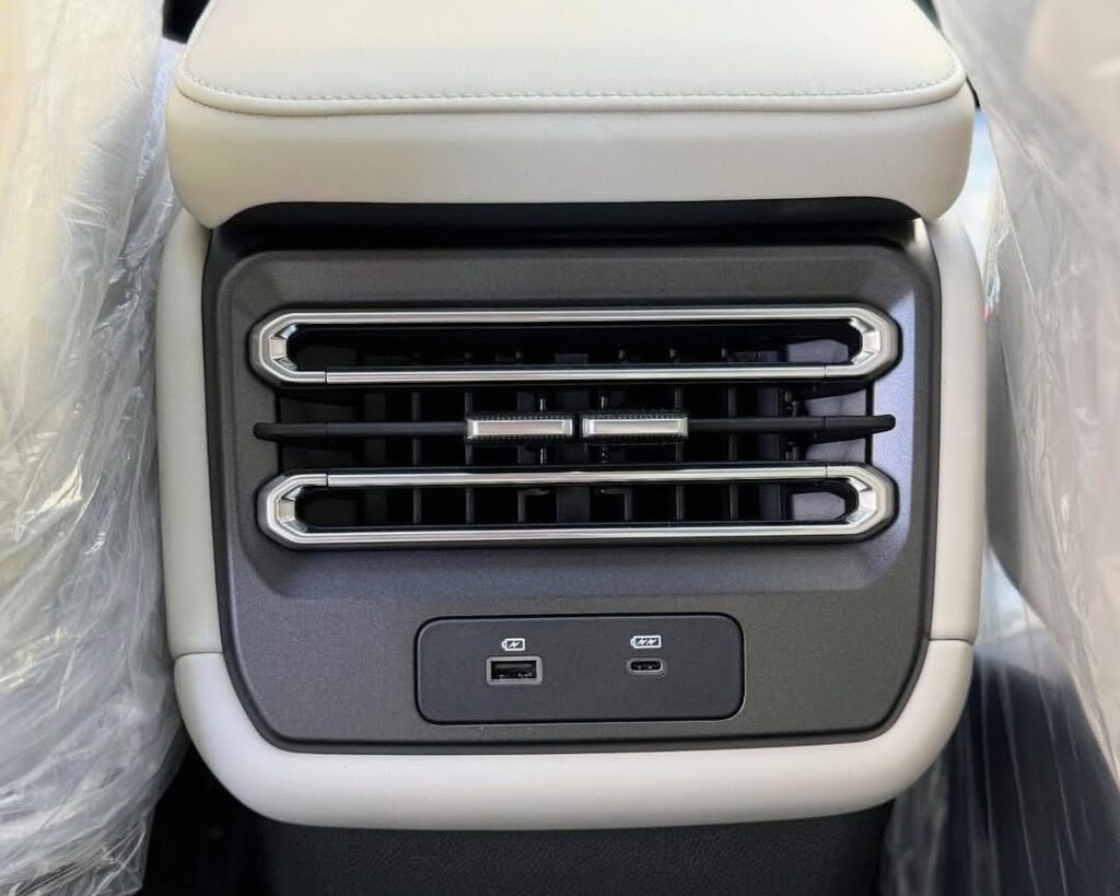 Jetour T1 фото подлокотника сзади 2026