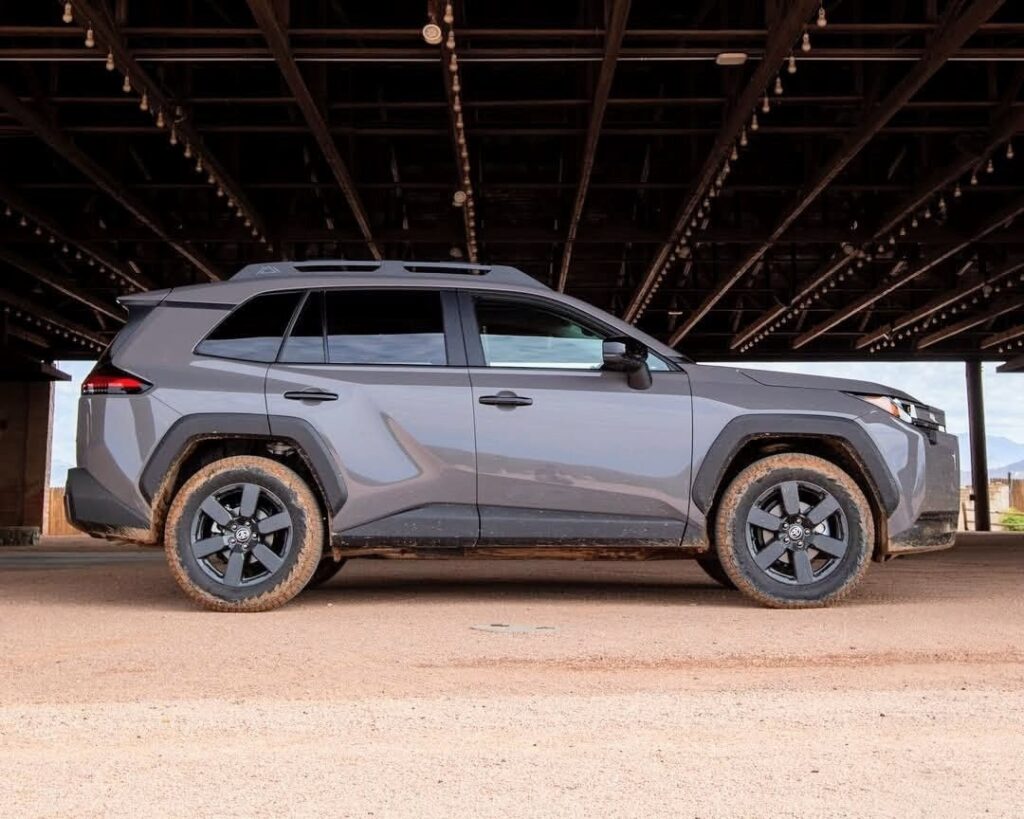 Toyota Rav4 2026 вид сбоку